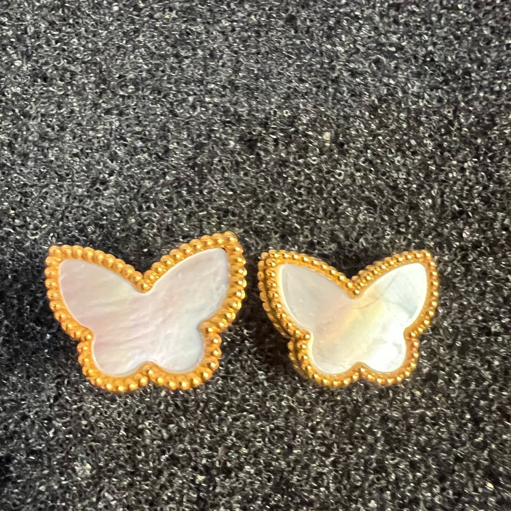 Mother of Pearl 18k Gold Stud Earring with Certificate